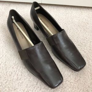 Naturalizer Gadget style brown leather pumps